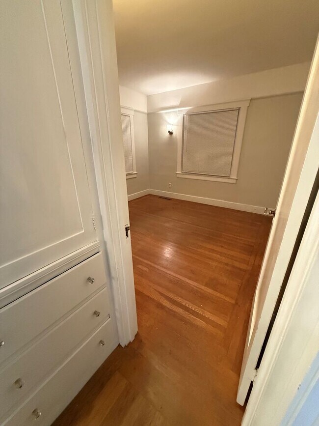 Building Photo - Cozy 2 bed 1 bath available now!