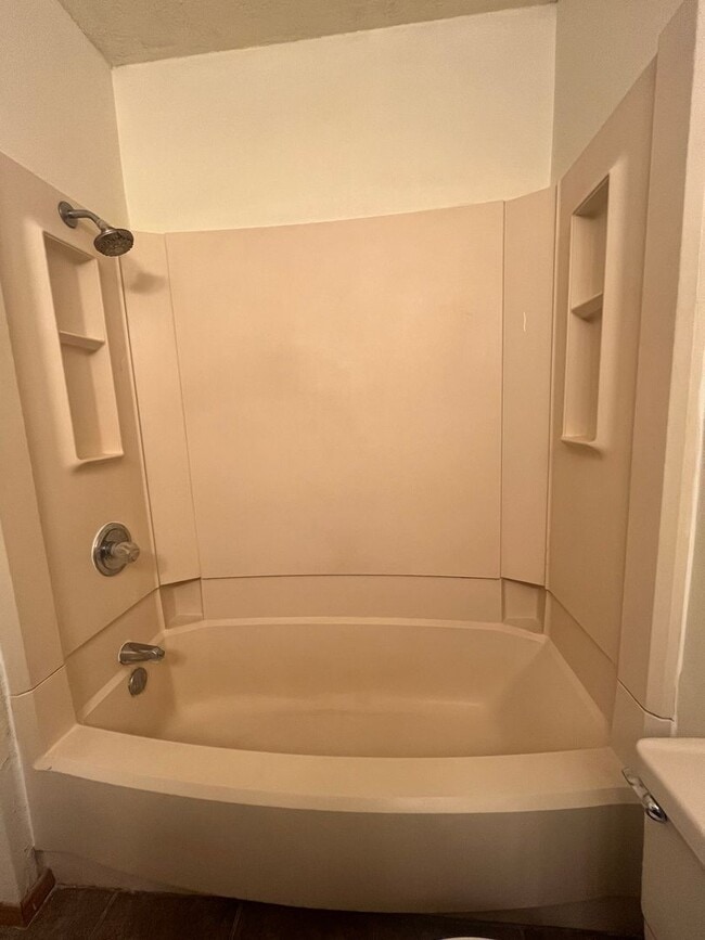 Building Photo - Townhouse with Garage!