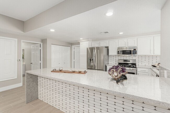 Building Photo - Upgraded 2 Bed 2 Bath with attached 1 Car ...