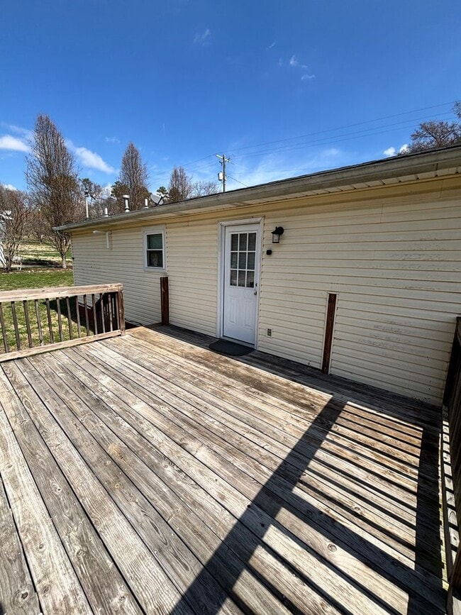 Building Photo - Spacious 3BR Rancher Near Washington Pike – Quiet Setting, Minutes to Downtown!