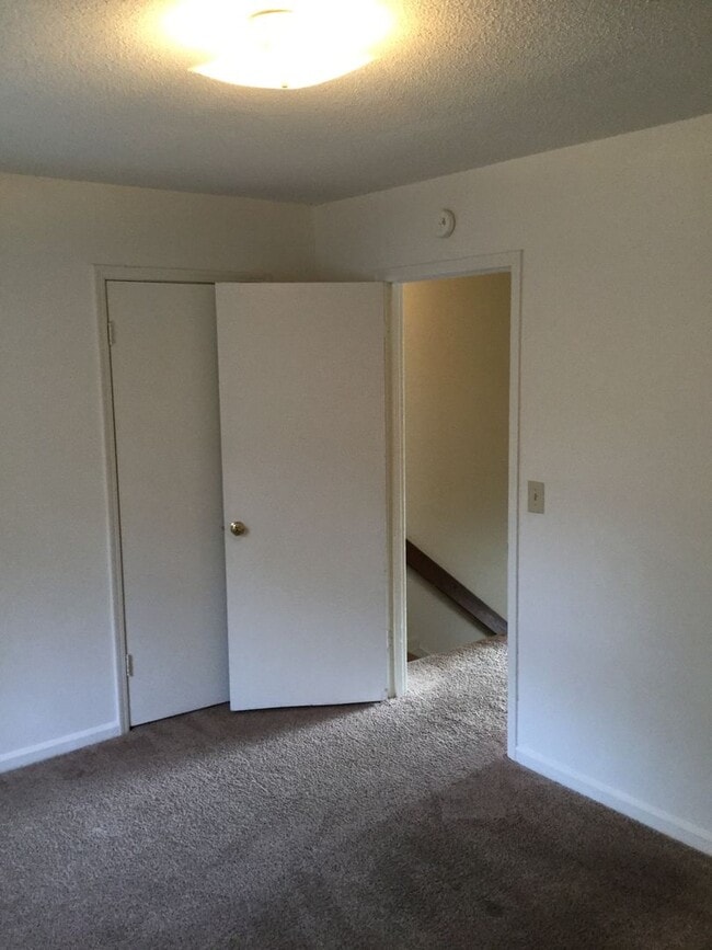 Building Photo - Nice 2 Bedroom, 1.5 Bath Townhome in Summe...