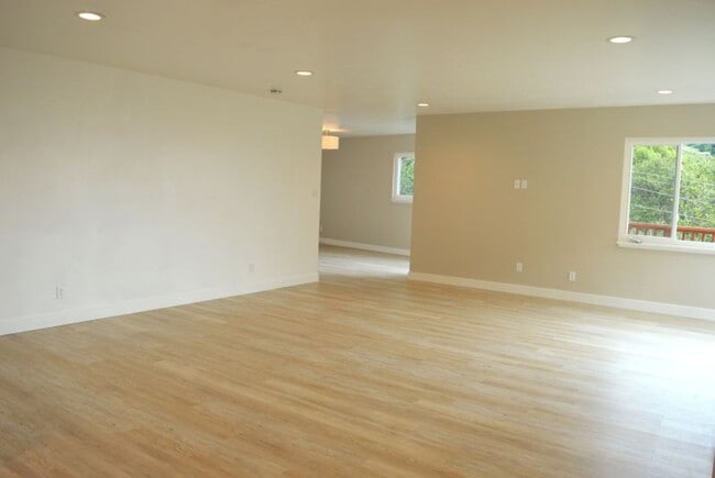 Building Photo - Crest23-25