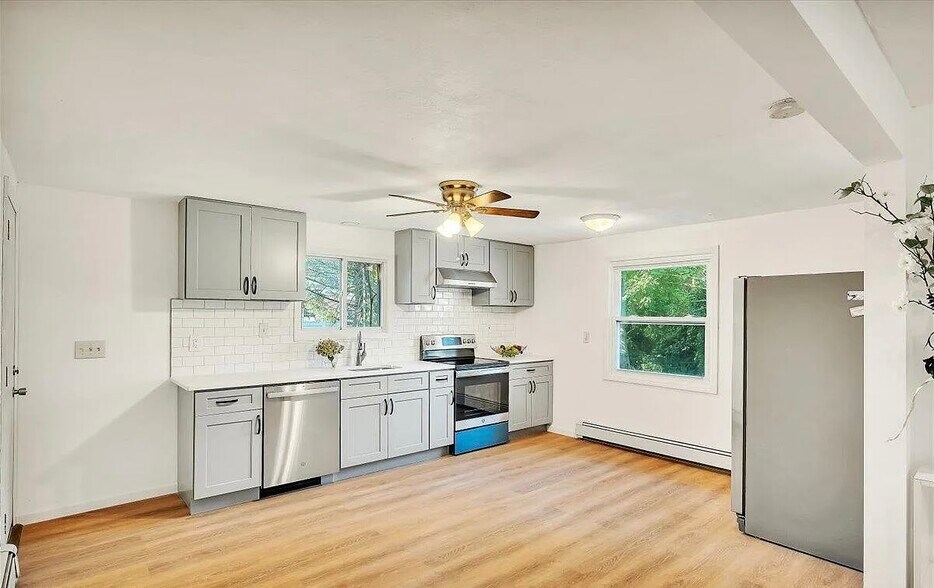 Building Photo - 63 1/2 Vandenburgh Ave