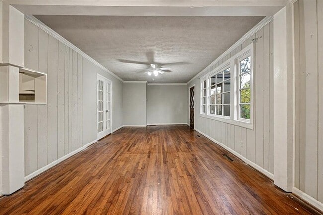 Building Photo - 2008 Shalimar Dr NE