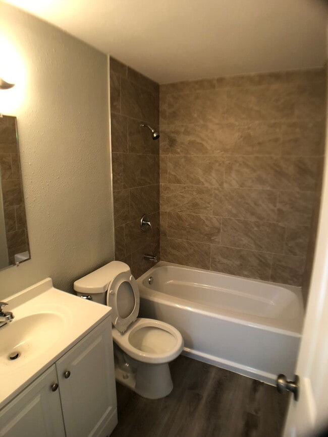 Building Photo - 2 bedroom 1.5 bath Waterfront Duplex