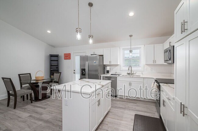 Building Photo - 2128 Chatfield Rd