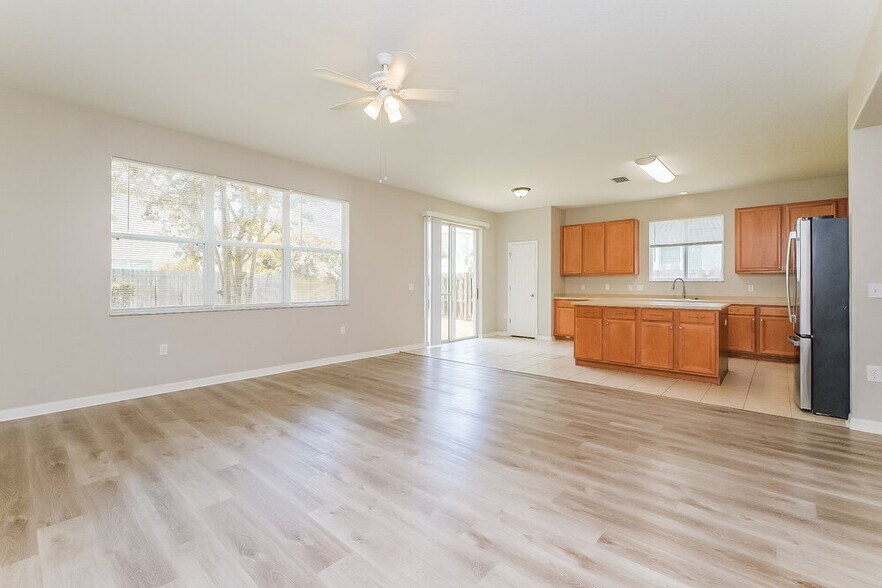 Building Photo - 9121 Lantern Oak Way