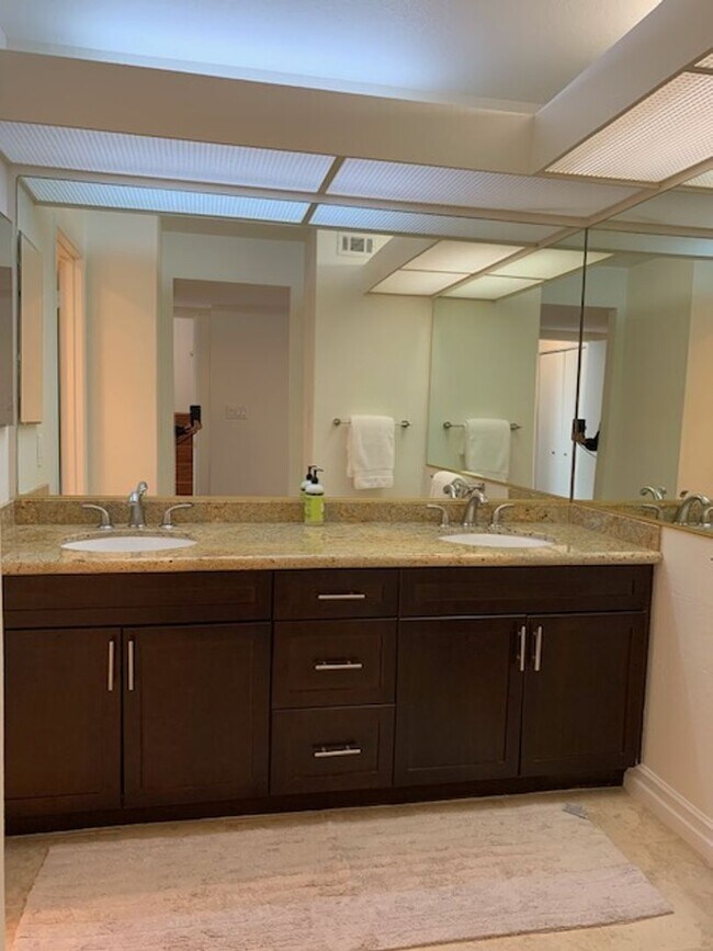 Building Photo - 407 Shoreview Dr