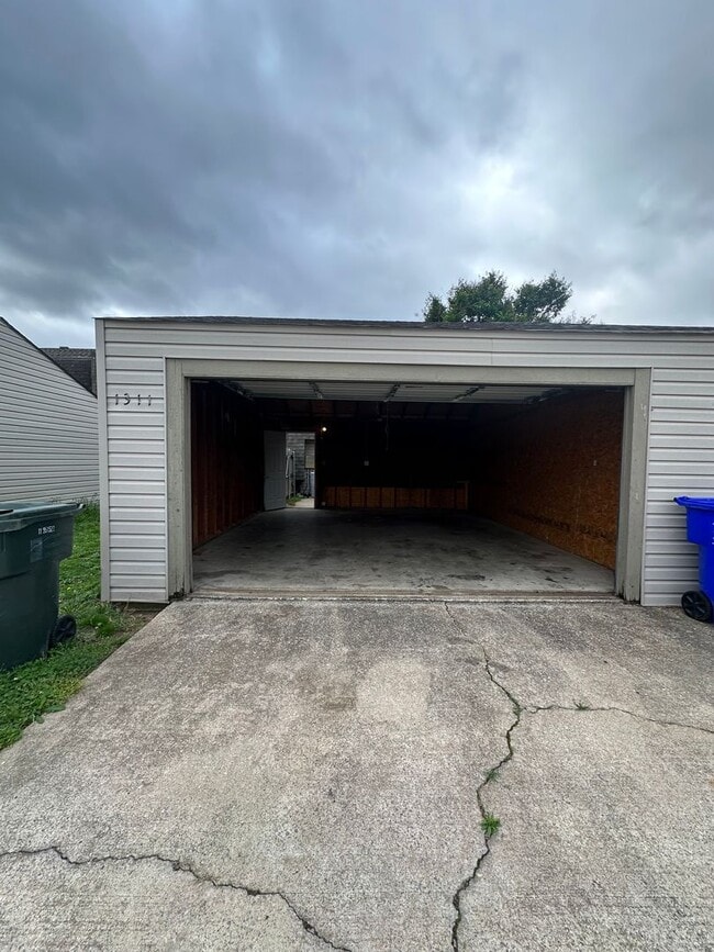 Building Photo - 1311 Eastgate Dr