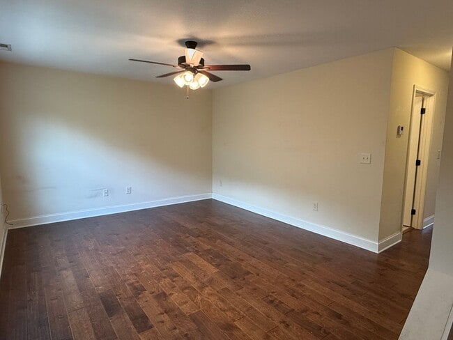 Building Photo - 704 Grays Pointe Ct