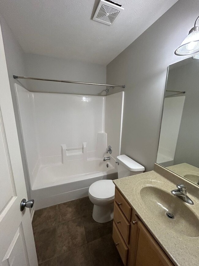 Building Photo - Beautiful Townhome in the popular Vavrina ...