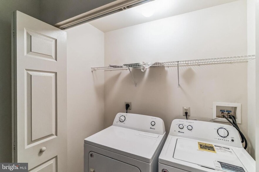 Building Photo - 5103 Drawbridge Ct