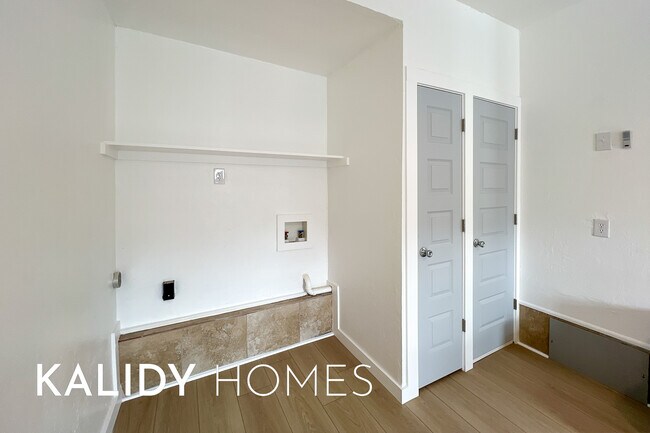 Building Photo - 909 SW 48th St