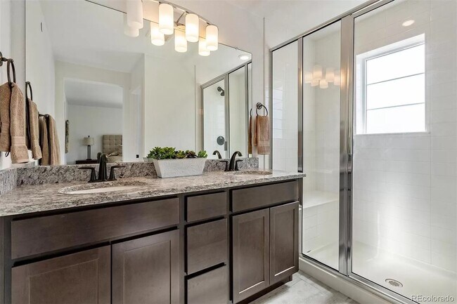 Main bathroom - 1737 Spring Water Pt
