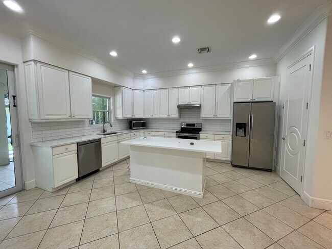 Building Photo - ANNUAL RENTAL - 3 BEDROOM + DEN/ 3 BATH SP...