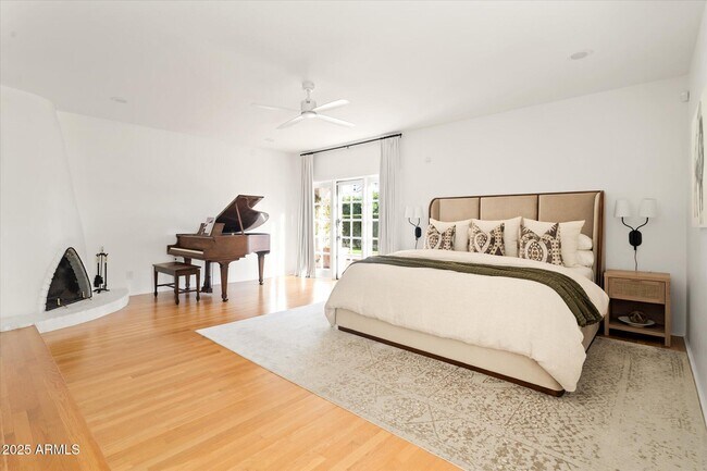 Building Photo - 1025 E Morten Ave