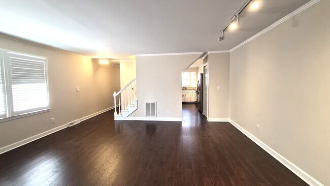 Building Photo - Great Two Bedroom Townhouse Convenient to Downtown Greenville!