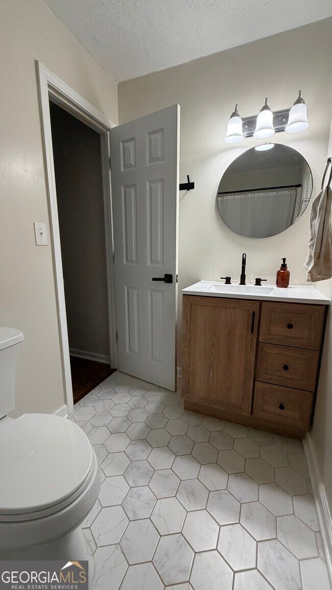 Building Photo - 527 University Cir