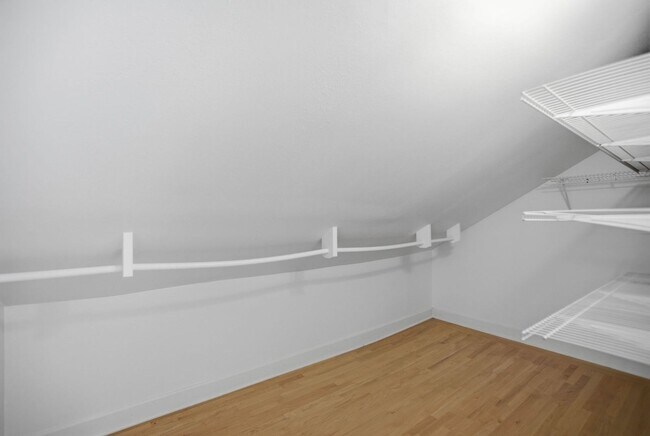 Building Photo - Steps from Green Lake ,6 bed 3 bath home with 2 kitchens and 2 laundry rooms.