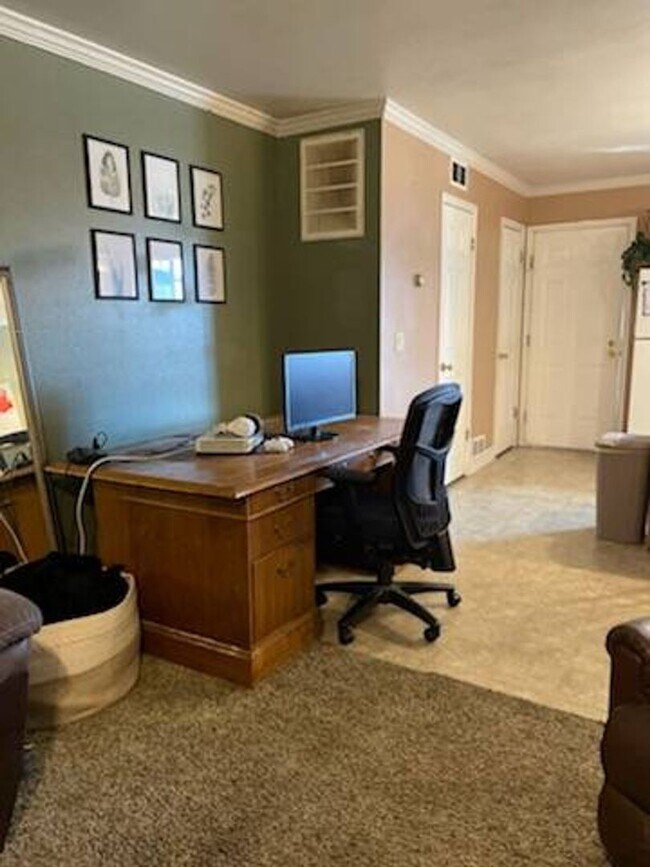 Building Photo - 2 Bed - 1.5 bath - Townhouse Living