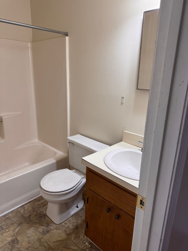 Building Photo - 3 Bedroom || 2.5 Bathroom Townhouse
