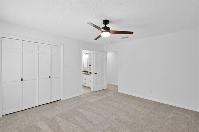 Building Photo - 35 Fernglen Dr