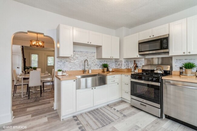 Building Photo - Three Bedroom House, totally renovated