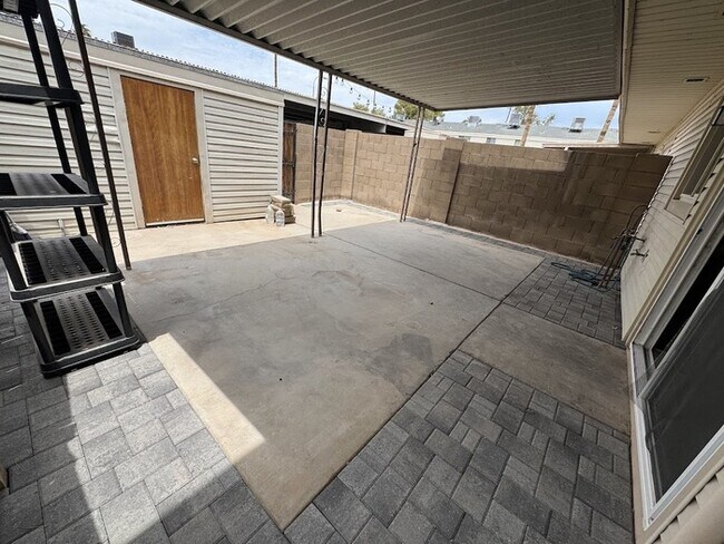 Building Photo - 6621 S La Rosa Dr