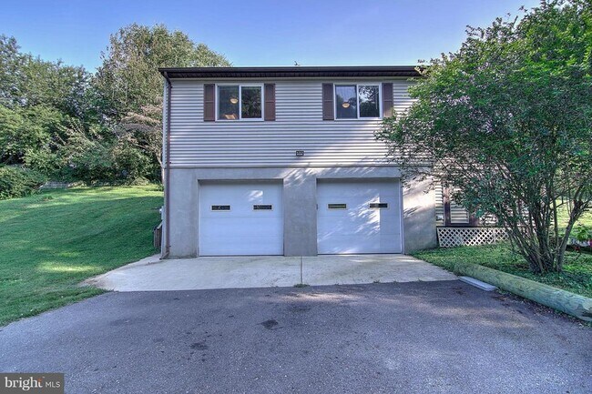Building Photo - 5105 Shore Dr