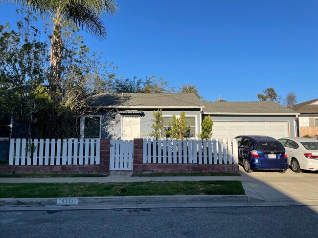 front yard - 4210 Ince Blvd