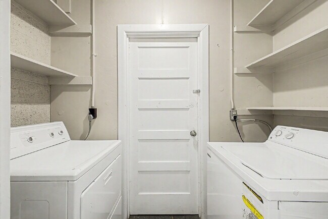Building Photo - "Charming 2-Bedroom Apartment with Spacious Living – 1025 Sq Ft in Prime Denver Location!"