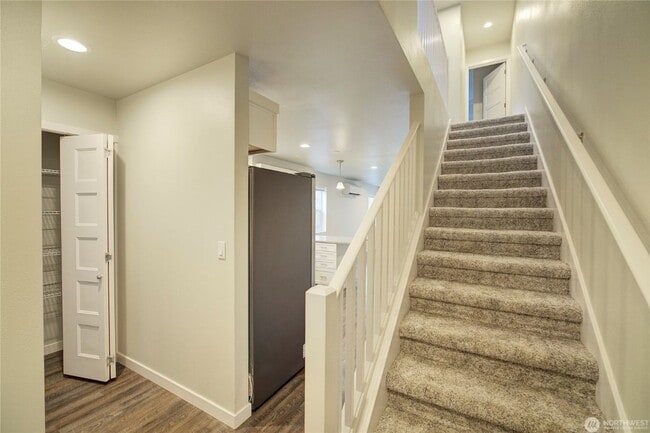 Building Photo - 3Bd/2.5Ba Kirkland Townhouse