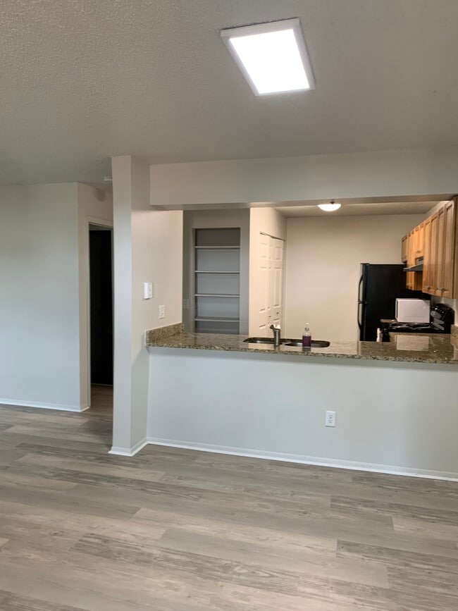 Building Photo - 658 Kenwick Cir