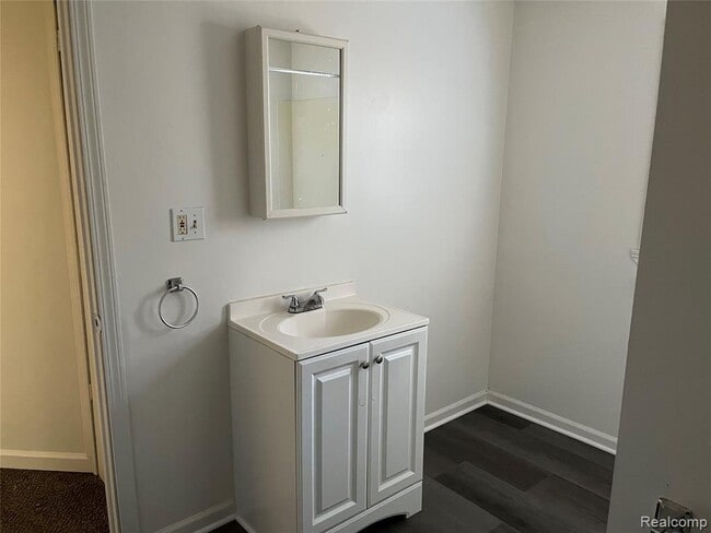 Building Photo - 5868 N Linville St