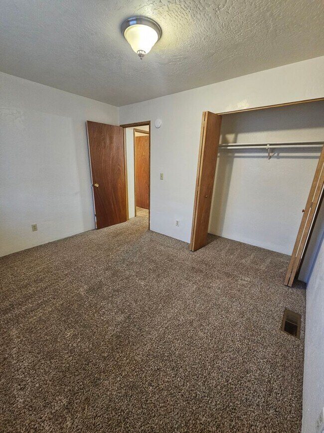 Building Photo - 592