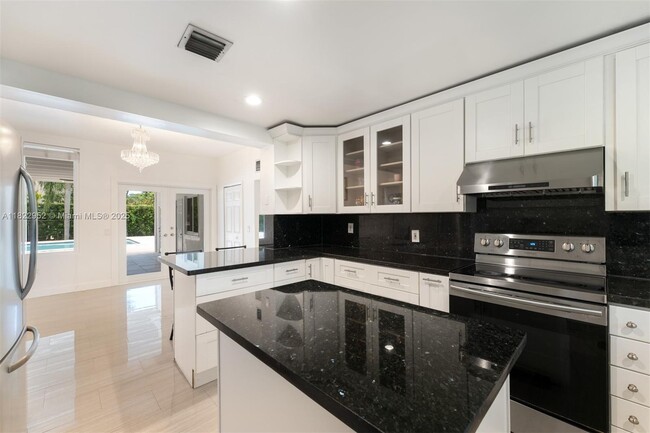 Building Photo - 12525 SW 72nd Ave
