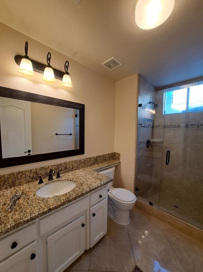 Building Photo - PRICE REDUCED TO $3450 & MOVE IN SPECIAL $450 OFF THE 1ST MONTH'S RENT – Spacious 5-Bedroom Fresn...