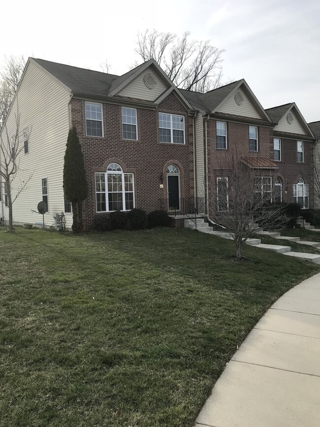Building Photo - *Coming Soon!*  Large end unit town home i...