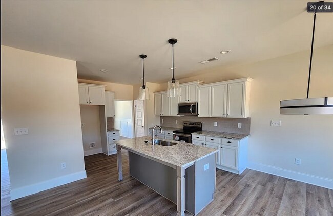 Building Photo - Charming 4 Bedroom 2.5 Bathroom with Bonus Room