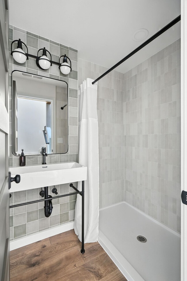 Building Photo - 925 NE 23rd Ave