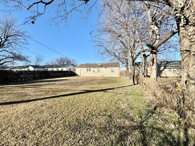 Building Photo - PROMO: Get HALF month’s rent free when you sign the lease TODAY! / 3 Bed, 1 Bath Home with Fenced...