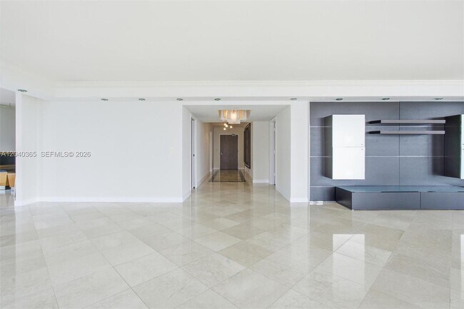 Building Photo - 16500 Collins Ave