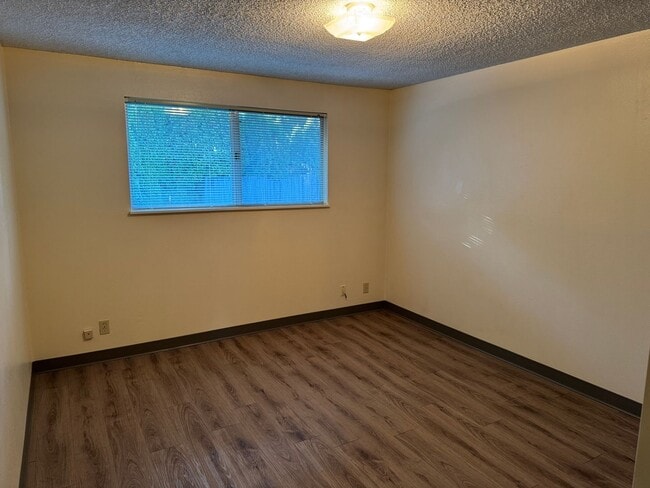 Building Photo - Large single level 2 bedroom 1 bath duplex in Springfield!