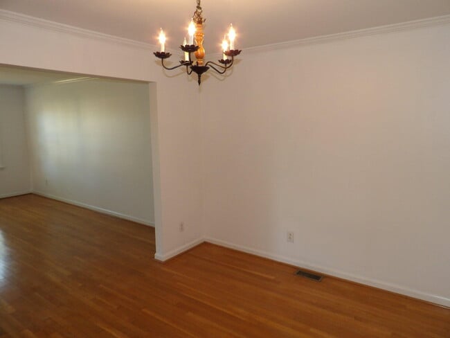Building Photo - 837 Malabu Dr
