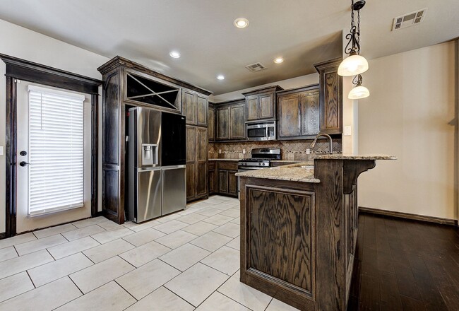 Building Photo - Spacious 3-Bedroom Home in Yukon – Modern ...