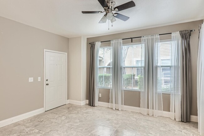 Building Photo - HIGHLY DESIRABLE UPGRADED ONE BEDROOM COND...
