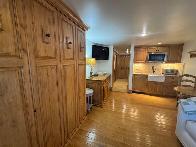 Building Photo - 119 E Cooper Ave