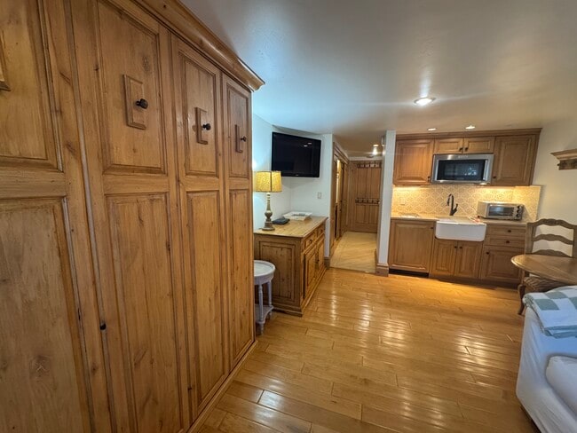 Building Photo - 119 E Cooper Ave