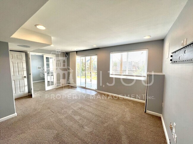 Building Photo - 3739 Range Dr