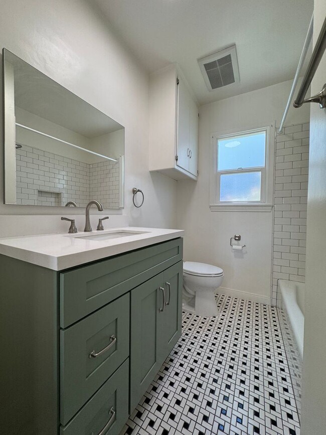 Building Photo - Modern 2-Bedroom Apartment in Prime West LA Location